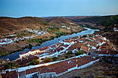 Mertola, il villaggio visto dal Castello. Mertola sorge su un altura di roccia alla confluenza del fiume Guadiana e della Ribeira de Oeiras. 